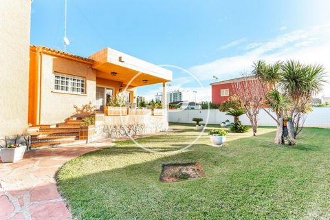 254 sqm furnished house with Terrace in Canet d'En Berenguer.The property has 5 bedrooms, 2 bathrooms, swimming pool, fireplace, 2 parking spaces, fitted wardrobes, laundry room, balcony, garden and storage room.