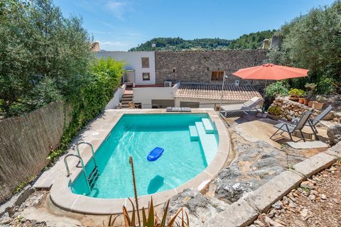 Coqueta casa restaurada con piscina privada en Mancor de la Vall con capacidad para 4 personas. Disfruta del verano en la pequeña pero estupenda piscina de cloro de 4 x 3 metros y una profundidad de 1.20 metros. Podrás tomar el sol en las 3 tumbonas ...
