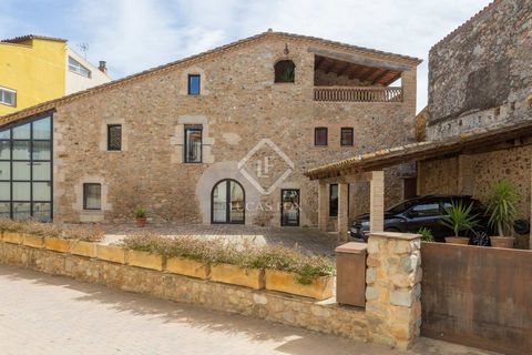 In the centre of a small rural town in the Gironés region, we find this large town house, dating from the 18th century. It is recently renovated, respecting the original elements as much as possible and giving it a special and unique character. The c...