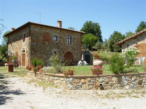 LUCIGNANO (AR), vicinity: Inside farmhouse on two levels of about 350 square meters, country house with n. 4 independent apartments consisting of: 1- ground floor apartment with living room, kitchenette, double bedroom, bathroom and private garden; 2...
