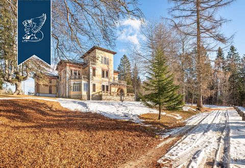 Dans l'une des vallées les plus belles et larges du Trentin Haut-Adige, en position panoramique exceptionnelle sur le lac Lavarone, cette splendide villa Art nouveau à vendre est considérée comme l'une des plus belles résidences historiques...