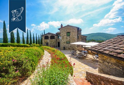 Among the hilly vineyards of Castellina in Chianti, in the heart of the renowned Gallo Nero area, there is this wonderful Tuscan farmstead for sale between Siena and Florence, offering charming views. This beautiful hamlet for sale is a typically-Tus...