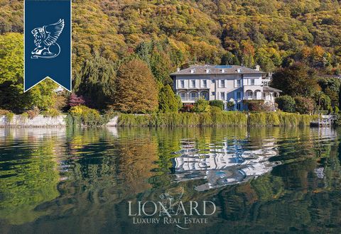Dans le Piémont, surplombant directement les rives du lac d'Orta, cette charmante demeure pied dans l'eau datant du milieu du XXe siècle est à vendre. Immergée dans un jardin fleuri luxuriant et verdoyant de 2500m2, la villa bénéficie d&apo...