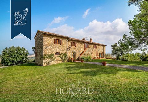 Immergée dans la verdoyante campagne toscane, cette villa d'une surface de 560 mètres carrés est à vendre d'où vous pourrez admirer une splendide vue panoramique sur les collines et les forêts de Livourne. La propriété est entourée de 3500 ...