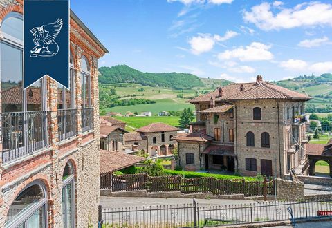 Prestigious 17th-century estate for sale near Asti, between the renowned Langhe and Monferrato areas. The landscape that frames it is typical of Asti's hills, a real spectacle of nature recognized by Unesco as a World Heritage Site, just fifteen...
