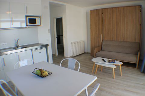 Appartement confortable avec une capacité pour 4 personnes où vous pourrez profiter des nombreuses possibilités qu'offre la Costa Brava. Situé dans l'urbanisation Mas Oliva, l'un des quartiers les plus calmes de Roses, il dispose d'une piscine et d'u...