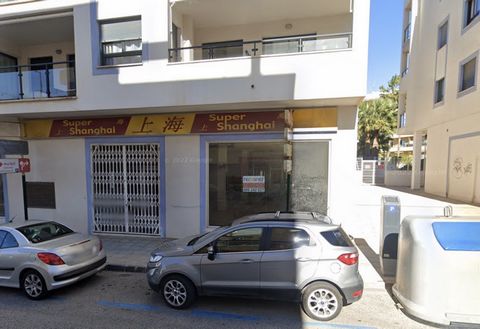 In the heart of Moraira, there is a unique opportunity for investors and entrepreneurs. For sale, a spacious commercial premises of 160m², offered at a price of € 400,000. Highlighting its impressive and great showcase, this place is the perfect blan...