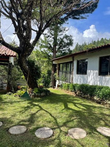 Altos del María, your weekend home, or second residence Mountain residential, with 24-hour security checkpoint A few minutes from the Pacific beach sector of Panama Only 1hr on the way to Panama City Footage of 1445 m2 of land Footage of 190 m2 of co...