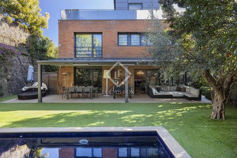 Lucas Fox presents this exclusive single- detached house located in one of the best neighborhoods in Barcelona. It offers excellent family-friendly life near the Collserola Natural Park, as it combines peace and privacy with easy access to the city c...