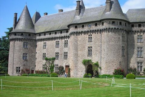 Questa bella residenza nella regione francese del Limousin ha una posizione piacevole. È l'ideale per una fuga romantica con l'amore della tua vita.Fai belle passeggiate nei dintorni del residence e visita il castello di Ségur-le-Château, a soli 180 ...