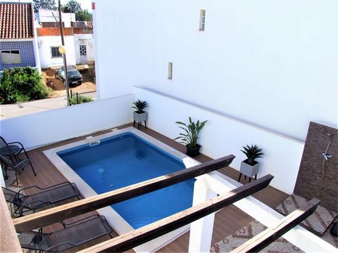 Beach & Golf. A stylish and modern 3 bedroom linked villa with a private pool in the small village close to Vila Nova de Cacela. Built in 2018, this villa is in excellent condition and has 3 bedrooms, 3 bathrooms, a large converted attic space, a gar...