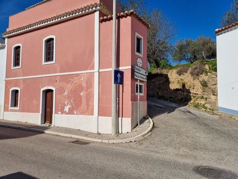 This property is from the year 1937, its architecture is traditional, has great sunlight and what makes this villa special are its windows, rustic doors and its contemporary finishes. Typical village house with one bedroom with gross area of 102 m², ...