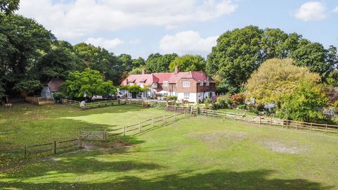 Fine & Country New Forest are delighted to introduce Castle Hill House, a beautifully presented countryside home located in the wonderful New Forest village of Burley. The property is set in approximately 1.25 acres and benefits from 6 bedrooms, up t...