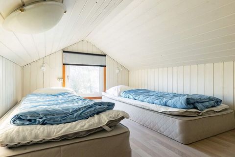 Casa vacanze situata su un grande terreno naturale di Vejers Strand. Dall'invitante soggiorno si ha una panoramica completa della sala da biliardo, che contiene una piscina di 19 m & # 178; e una grande vasca idromassaggio e sauna per 5 persone. Per ...