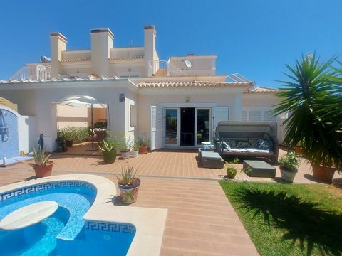 Serene and spacious 4/5 bedroom semi-detached villa with private pool on a plot of 500 sqm, located only 5 mins from Altura, with its wonderful beach and all amenities! In easy reach of Castro Marim Golf, Quinta da Ria Benamor Golf. Monte Rei Golf is...
