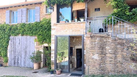 A 30 minutos de la estación de TGV de Mâcon, esta hermosa finca ubicada en el bonito pueblo vinícola de Burgy consta de 2 casas: Una cocina totalmente reformada con cocina, un gran salón comedor con estufa de leña, 3 preciosos dormitorios muy luminos...