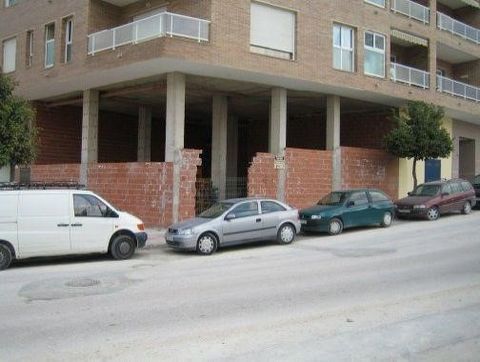 The premises are raw. Located in a good area near schools and the health center of Calpe. Ideal for banking, office, catering, commerce etc. It has a smoke outlet and the possibility of building a mezzanine.