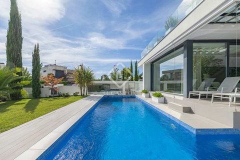 Lucas Fox is pleased to present this beautiful villa with an award-winning design, high quality construction and excellent finishes and details. It is located in a privileged area of Boadilla del Monte, a very short distance from Majadahonda and all ...
