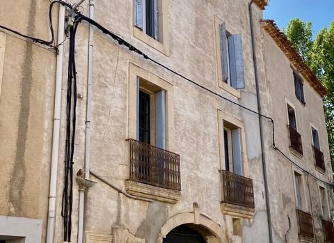 Village with all shops (bars,tabac, restaurants, supermarket, markets, : and swimming in the Orb river: 20 minutes from Beziers airport and 35 minutes from the coast ! A solid village house, entirely renovated, beautifully presented, with 3/4 bedroom...