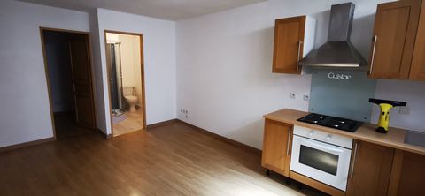 HYPER CENTER Ideally located in the town center of Ax-Les-Thermes, this type 2 apartment with a surface area of 32 m² located on the ground floor will be ideal for a rental investment. You can obviously also take advantage of it for your ski holidays...