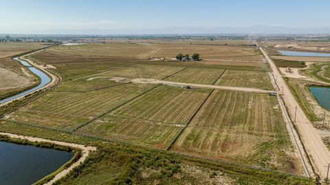 Bring your building plans and your Builder, these 2.5 acre lots come with a 5/8 water tap, custom 3 rail concrete fencing and killer mountain views. These small acreages are very hard to find, especially with a district water tap included, power at t...
