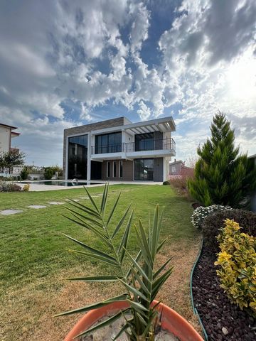 This luxury property built on 700 sqm plot of a land and it's a detached villa with beautiful landscapes and swimming pool. The property is owning 4 beds 4 baths a living room with kitchen. and  there is car parking spaces outside and inside of the g...