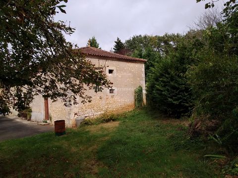 This farmhouse to renovate has great potential. The main building houses a single-storey accommodation of 70 m2. In the extension, the barn and attic offer great possibilities for the creation of living spaces. On the other side of the courtyard, sto...