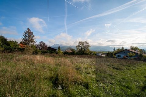 Ideally located in the town of Vétraz-Monthoux, 10 minutes from the Swiss border, we offer a plot consisting of two building plots with a total area of 1,956 m2. Quiet and residential environment, views of the mountains. To be seized without delay.
