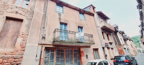 Villecomtal sector - in the heart of the village, discover this house completely to be renovated with a living potential of 140m². The framework was reworked and some consolidation work was carried out. Apart from that, give free rein to your develop...