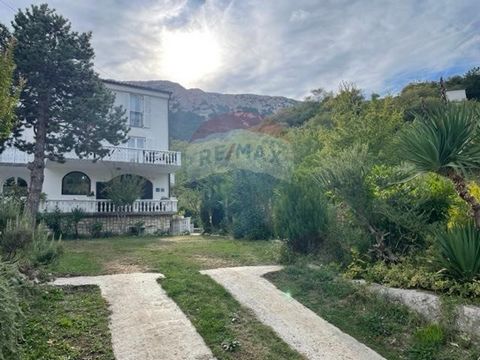 Nowość w naszej ofercie, W cichej, malowniczej osadzie Batomalj, w pobliżu Baški, na sprzedaż jest bliźniak o powierzchni mieszkalnej 300 m2. Dom położony jest na wzgórzu, w niezwykle spokojnej okolicy, skąd rozpościera się widok na okoliczne wzgórza...