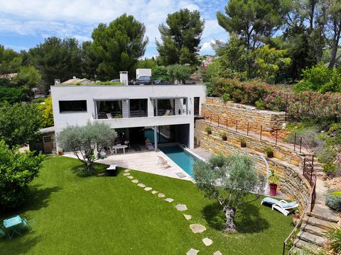 The sea and the beach are less than 300 m away, yet it's quiet and not overlooked! Located in Bandol, not far from amenities and motorway access, this beautiful contemporary villa offers you the chance to go swimming every day in the sea in just a fe...