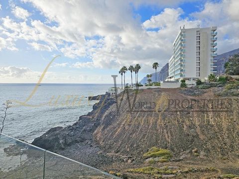 Luxury World Properties a le plaisir de vous proposer une superbe villa individuelle de plain-pied à Los Gigantes avec une vue spectaculaire sur l’océan et les falaises du front de mer. Ce chalet est parfait pour ceux qui recherchent la tranquillité ...