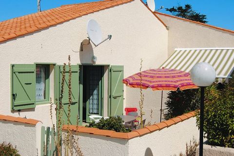 This Oléron type holiday home, near the northern tip of the island of Oléron, is located just 300 m from the beautiful beach of Les Huttes, ideal for water sports enthusiasts and beach lovers. The simple but functional decoration will allow you to en...