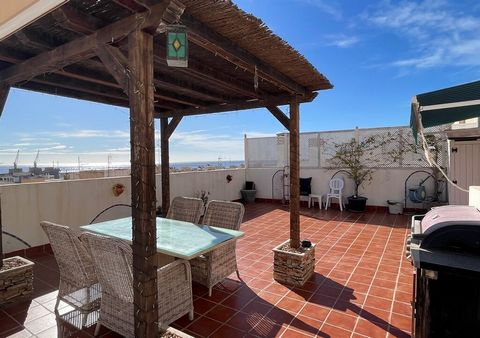 Beautiful, spacious penthouse apartment with sea views and 90m2 terrace located in the center of Garrucha! This beautiful apartment is located in a small, well-maintained apartment building that you enter via a beautiful spacious entrance hall with e...