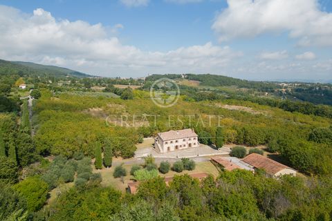 Podere Baccaciano, protected from prying eyes by the greenery of its 19 hectares of property, is strategically located just 2 km from the historic center of Sarteano, reachable in two minutes by car, five minutes by bike and about ten minutes on foot...