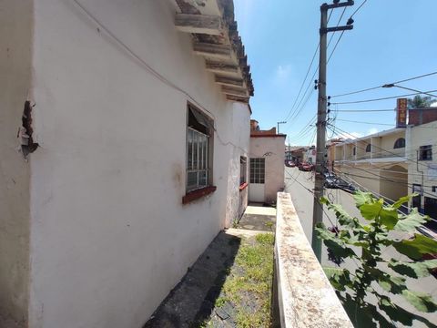 Investment opportunity on Cuauhtémoc Avenue in Colonia Amatitlán. It's a house to remodel. It has living room, dining room, kitchen, 3 bedrooms, 1 full bathroom, 1/2 guest bathroom, maid's room and laundry. In addition, it has a 6 x 6 commercial prem...