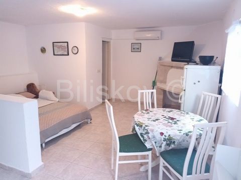 Hvar, Hvar, one bedroom apartment on the ground floor of a building of 43 m2 + a veranda of 14 m2. The apartment consists of a kitchen and living room, a bedroom, a bathroom, and it also has a veranda of 14 m2 (studio apartment). The veranda is desig...