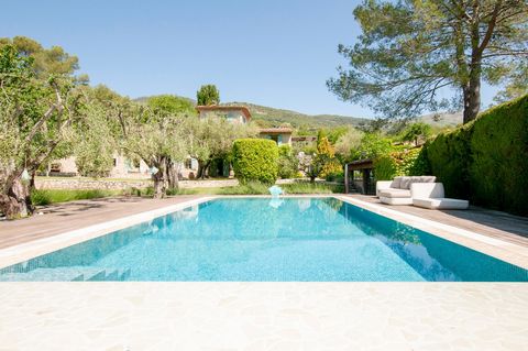 In Tourrettes sur Loup: a privileged location on the Côte d'Azur, close to the Mediterranean, 35 minutes from Nice airport, 10 minutes from Saint Paul de Vence, discover this magnificent stone property in absolute calm and away from prying eyes. Comp...