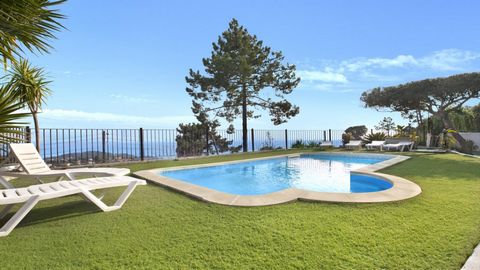 Het huis (180m2 (perceel 900 m2)) ligt in een rustig gedeelte van Lloret de Mar (Serra Brava), op slechts 3 km van het strand en 7 km van het centrum van Tossa de Mar (4,5 km van het centrum van Lloret de Mar). De foto's van het strand komen niet ove...