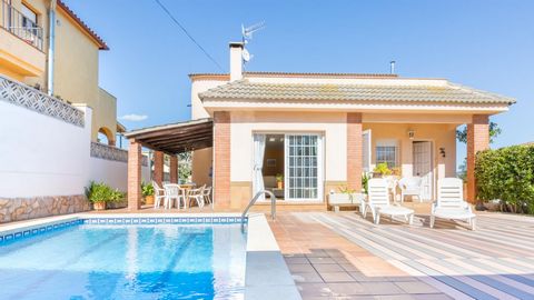 Nice house (105 m2 + 417 m2 plot), located in a quiet area of Blanes (Residencial Blanes), just 3 Km from the beach and 1.5 Km from the center. In the northeast of the Iberian Peninsula, a most perfect mix of colors is what you find on the Costa Brav...