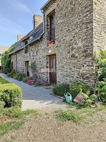Nouvelle Demeure, bietet dieses schöne Bauernhaus aus Stein auf einem Grundstück von ca. 1000m2 zum Verkauf an. Mit Blick auf die Bucht von Mont Saint Michel ist das Anwesen ideal gelegen, 10 Minuten von Saint-Malo, 8 Minuten von Cancale und 10 Minut...
