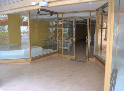 MAGNIFICENT COMMERCIAL PREMISES LOCATED IN THE CENTER OF TARRAGONA, CLOSE TO ALL SERVICES SHOPPING CENTER, HEALTH CENTER, SCHOOLS, BUS AND TRAIN STOPS. LARGE SHOWCASE, FITTING ROOMS, PRE-INSTALLATION OF HEATING, STONEWARE FLOORS.
