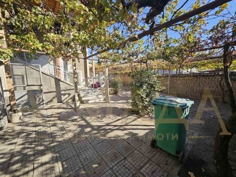 (offer 7217) ARMADA IMOTI offers you an exclusive offer in Rakovski in a central location. The house has a yard over 1 dca, additional buildings (40 sq.m., which can be turned into a large tavern or cellar), large garage 30 sq.m. with a warm connecti...