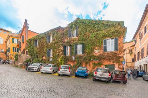 Coldwell Bankerexclusively offers for sale a bare ownership ( 93 year old owner) of an 164 sqm apartment as well as of the adjacent 98 sqm apartament, both located on the first floor of a building overlooking the nineteenth-century Piazza in Piscinul...