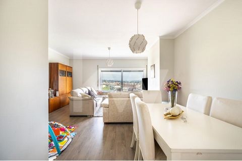 Simulation of visit: ... This spacious 4 bedroom apartment has a rare simultaneity of features, which make it special: - The areas of all its rooms are excellent ; - It is located on the 2nd floor of a building with 4 floors and arranged for 3 fronts...