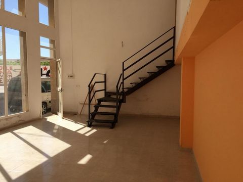 Commercial premises in Les Cases d ́Alcanar, with 214 m2 built. It has a first room on the ground floor with a shop window, and another on the mezzanine floor with a patio. 60 m from the sea. ----------------------------------------------------------...