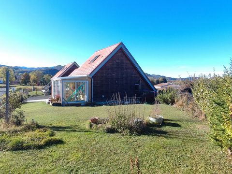 Located on the magnificent Sault plateau, in the village of Espezel, a stone's throw from amenities, come and discover this pretty chalet and its view of the Ourthizet massif. South facing, on a plot of 332 m², with garage of 15 m² (and mezzanine of ...