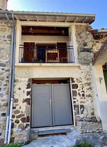 Village house in exposed stones of about 120 m2 of living space. It comprises on the ground floor: Entrance, office and cellar. On the first floor: Bedroom, kitchen, bathroom and toilet. On the second floor: Entrance, two rooms to renovate and a show...