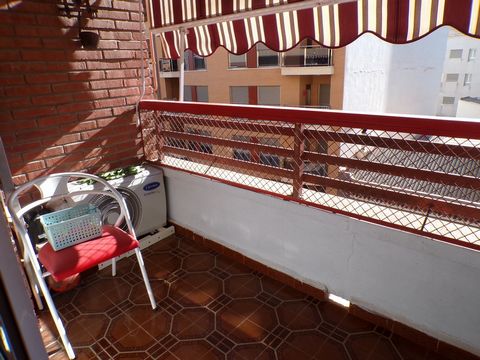 This spacious and charming 3-bedroom apartment is located on Calle Mayor de Alcantarilla. Situated on a middle floor, it offers a convenient half-day orientation, allowing for plenty of natural light throughout the day. The building features an eleva...