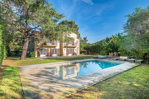 Provencal villa of approximately 250 m2, overlooking mature fully landscaped flat gardens of 1454 m2 decorated with an inviting swimming pool. Located in a quiet sought after neighbourhood of St Jean Cap Ferrat on the French Riviera. This two-storey ...